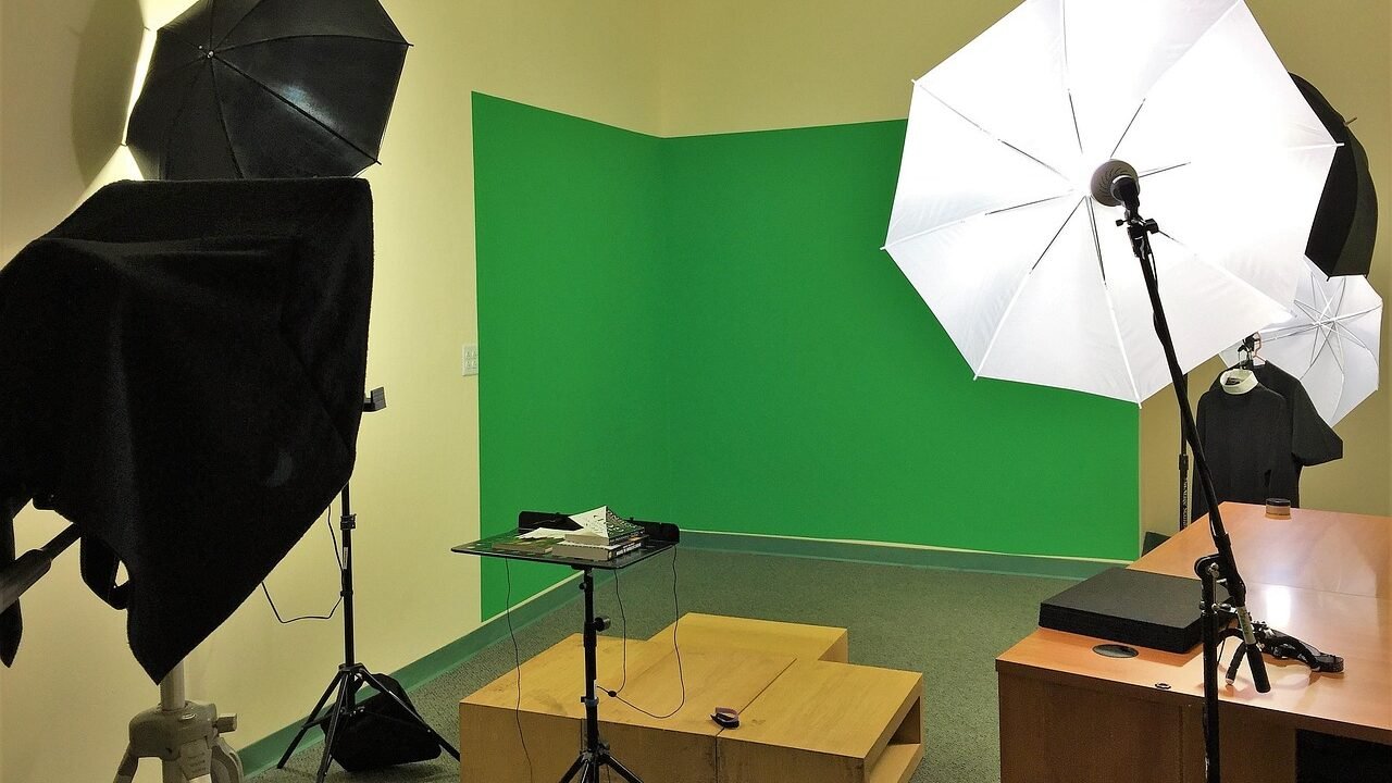 Konten website memainkan peran besar dalam mengubah pengunjung menjadi pelanggan. Artikel edukatif, panduan penggunaan produk, video demo, dan FAQ yang jelas dapat menjawab keraguan pengunjung. Konten yang relevan juga membantu meningkatkan trust dan memberi pengunjung alasan kuat untuk melakukan transaksi.